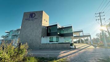 Vista frontal de la propiedad