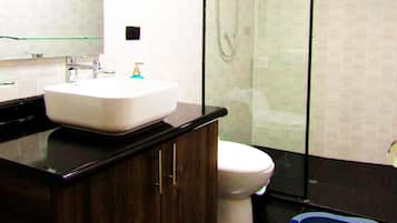 Buồng tắm vòi sen, khăn tắm, xà phòng, giấy vệ sinh