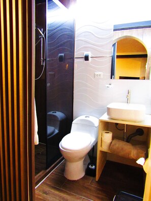 Shower, towels, soap, toilet paper - L'Aurora Residencial Cusco (Cusco)