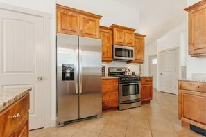 Refrigerador, microondas, horno y parrilla de estufa 
