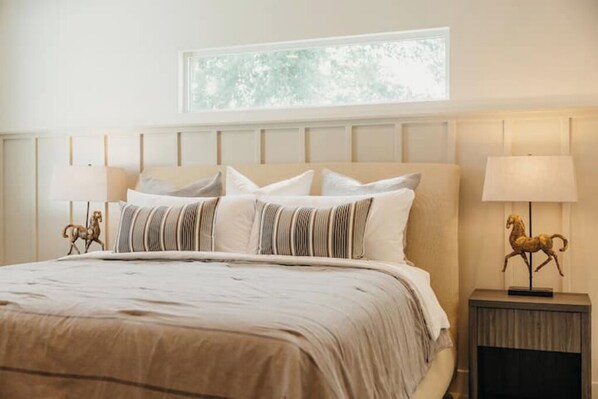 5 chambres, bureau, fer et planche à repasser, lit parapluie