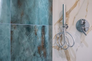 Zimmer | Badezimmer | Dusche, Haartrockner, Handtücher, Seife