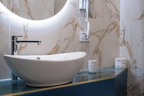 Quarto | Banheiro | Chuveiro, secador de cabelo, bidê, toalhas de banho