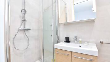 Apartamento | Banheiro | Secador de cabelo, toalhas de banho, shampoo