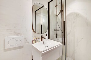 Apartemen | Kamar mandi | Pengering rambut, handuk,  dan sampo