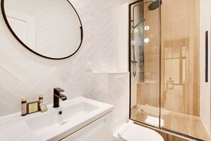 Apartment | Bathroom | Hair dryer, towels, shampoo - Welcoming Apartment -2br/8p- Bel-air (Paris)