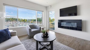 Smart TV - Landing | Beautiful 2BD, Gym, Pool (Portland)