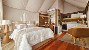 Ein geräumiges Schlafzimmer mit einem großen Bett, Nachttischen, einem Schreibtisch und einem Stuhl.