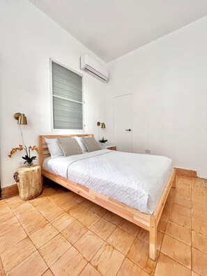 3 habitaciones, tabla de planchar con plancha, wifi y ropa de cama 