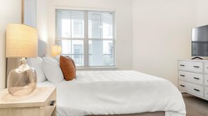 1 slaapkamer, een bureau, een strijkplank/strijkijzer, wifi