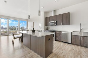 Jääkaappi, ruokailupöytä