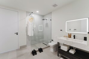 ลักซ์ชัวรี่อพาร์ทเมนท์, ระเบียง | ห้องน้ำ | ของใช้ในห้องน้ำฟรี, สบู่, ยาสระผม, กระดาษชำระ