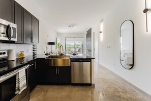 2 makuuhuonetta, memory foam -patjalliset sängyt, ilmainen Wi-Fi