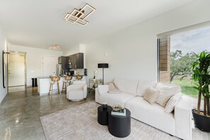 ลักซ์ชัวรี่อพาร์ทเมนท์, ระเบียง | 2 ห้องนอน, เตียงเมมโมรีโฟม, Wi-Fi ฟรี, ผ้าปูที่นอน