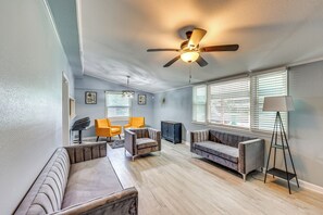 TV - Hike, Golf & Fish: Pine Bluff Retreat (Pine Bluff)
