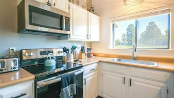 Coffee/tea maker, fridge, microwave, stovetop