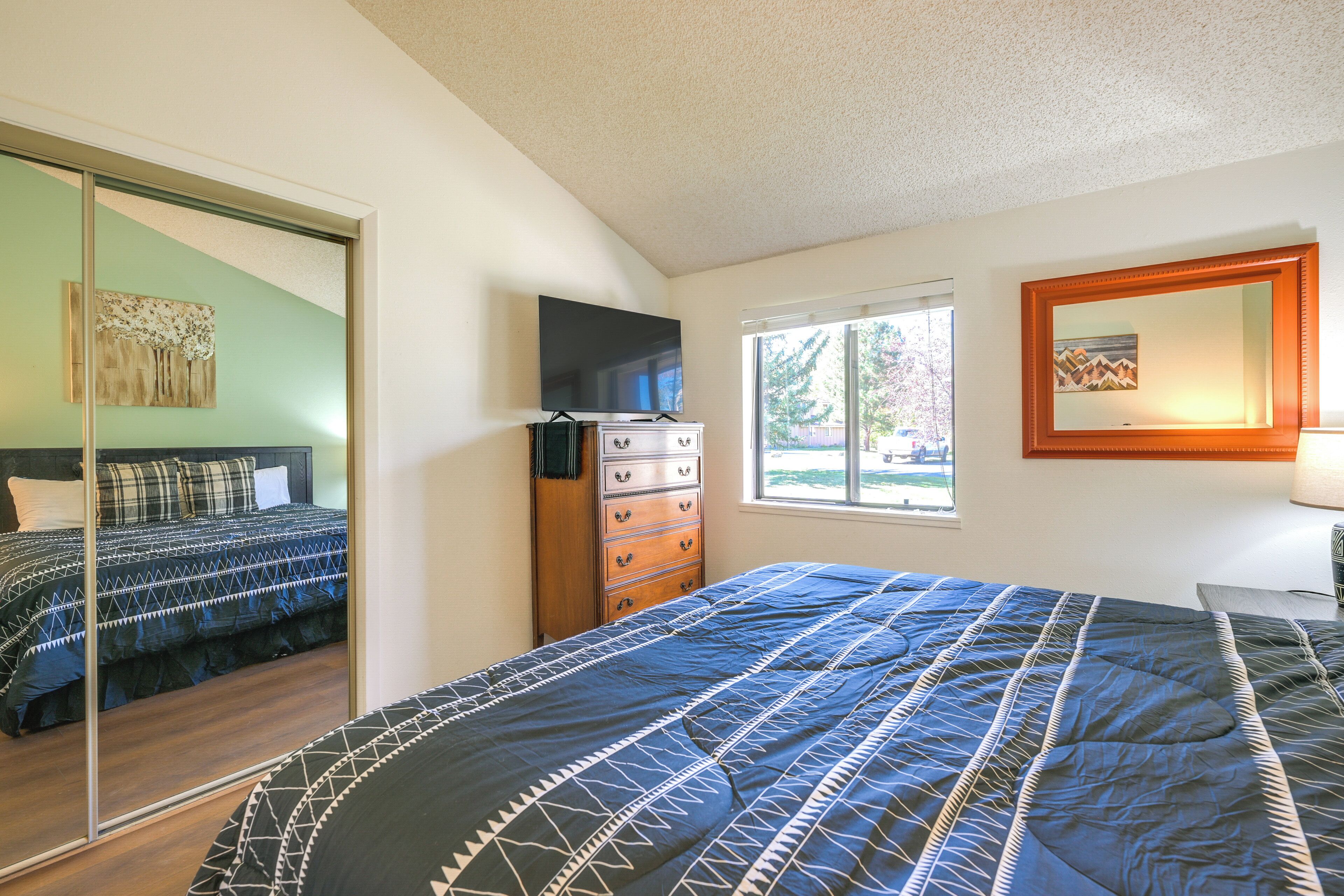 2 bedrooms, desk, iron/ironing board, internet