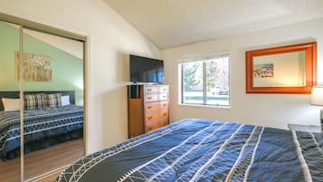 2 bedrooms, desk, iron/ironing board, internet