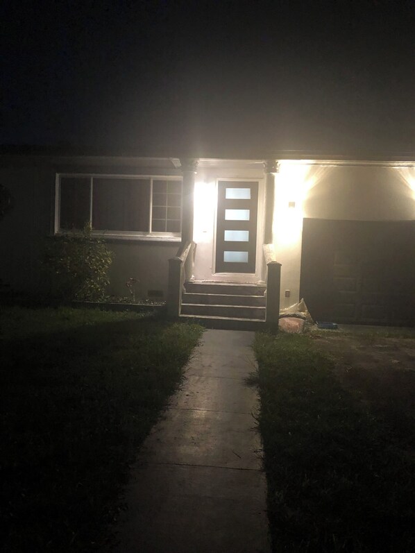 Exterior - Charming 3-bedroom house with WiFi, AC in awesome Miami (Miami)