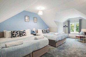 3 bedrooms, iron/ironing board, WiFi, bed sheets - Modern and Comfortable 3 bed (Bedford)
