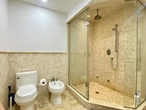 タオル、石鹸、シャンプー、トイレットペーパー