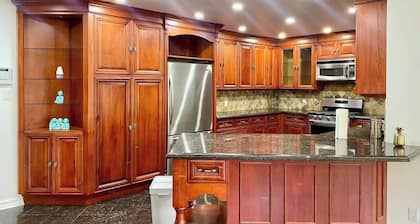 Upscale & Bright 6 Bedroom 2.5 Bathroom House