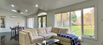 Upscale & Bright 6 Bedroom 2.5 Bathroom House