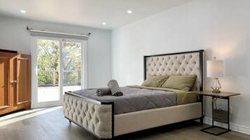 6 bedrooms, iron/ironing board, WiFi, bed sheets