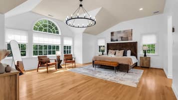 Escritorio, tabla de planchar con plancha, cuna de viaje y wifi