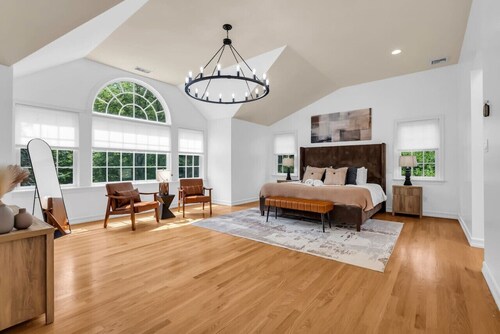 Huge Home w. Entertainment & Gourmet Kitchen