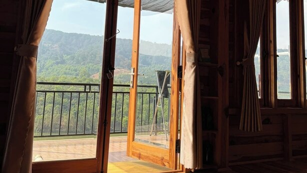 A wooden cabin with a balcony, wooden floors, and curtains. - Chahill Dalat (Xuan Truong - Da Lat)