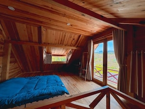 Dúplex familiar, vistas a la montaña | Escritorio, cortinas opacas, wifi gratis