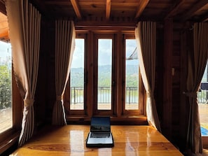 Dúplex familiar, vistas a la montaña | Escritorio, cortinas opacas, wifi gratis