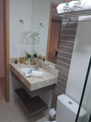Asciugacapelli, sapone, shampoo, carta igienica