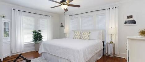 1 chambre, bureau, fer et planche à repasser, lit parapluie