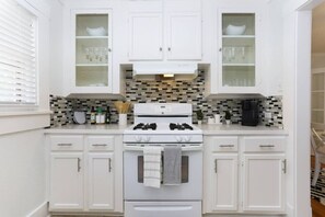 Kjøleskap, mikrobølgeovn, ovn og kokeplater