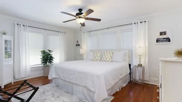 1 habitación, escritorio, tabla de planchar con plancha y cuna de viaje