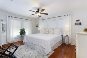 Skrivebord, strykejern/-brett, reiseseng for barn og wi-fi