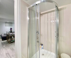 Shower, hair dryer, towels, soap - Bachelor - Luxury, Comfortable & Affordable

 (Toronto)