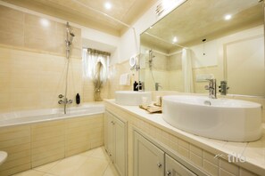Suíte luxo, vista para a cidade | Banheiro | Produtos de toalete de grife, secador de cabelo, roupões de banho 