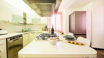 Suite Deluxe, vue ville | Cuisine privée | Mini réfrigérateur, machine à expresso, cafetiÚre/bouilloire