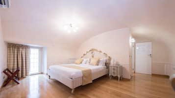 Superior Suite | Egyptian cotton sheets, premium bedding, memory foam beds, minibar
