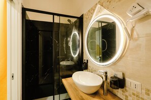 Shower, hair dryer, bidet, towels - Naples Luxury Apartment, located in the historic center of Naples (Napoli)