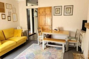 TV - The Little Green House - Cheltenham, Walk to Town (Cheltenham)