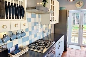 Fridge, oven, stovetop, dishwasher - The Little Green House - Cheltenham, Walk to Town (Cheltenham)