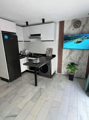 Refrigerador, microondas, horno y parrilla de estufa