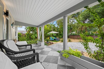 Prime Location Paradise - Beaches, dining and more!