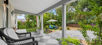 Prime Location Paradise - Beaches, dining and more!