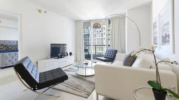 Televisión y chimenea