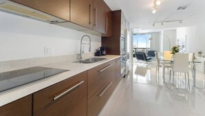 Coffee/tea maker, fridge, microwave, oven - Icon Brickell - 41st Fl - Oceanview - Spa Access (Miami)
